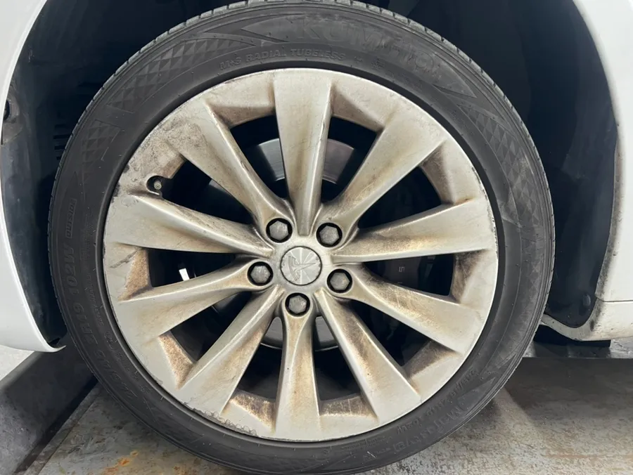 Tesla Model Sのホイールリペア・塗装事例 施工写真 4-1