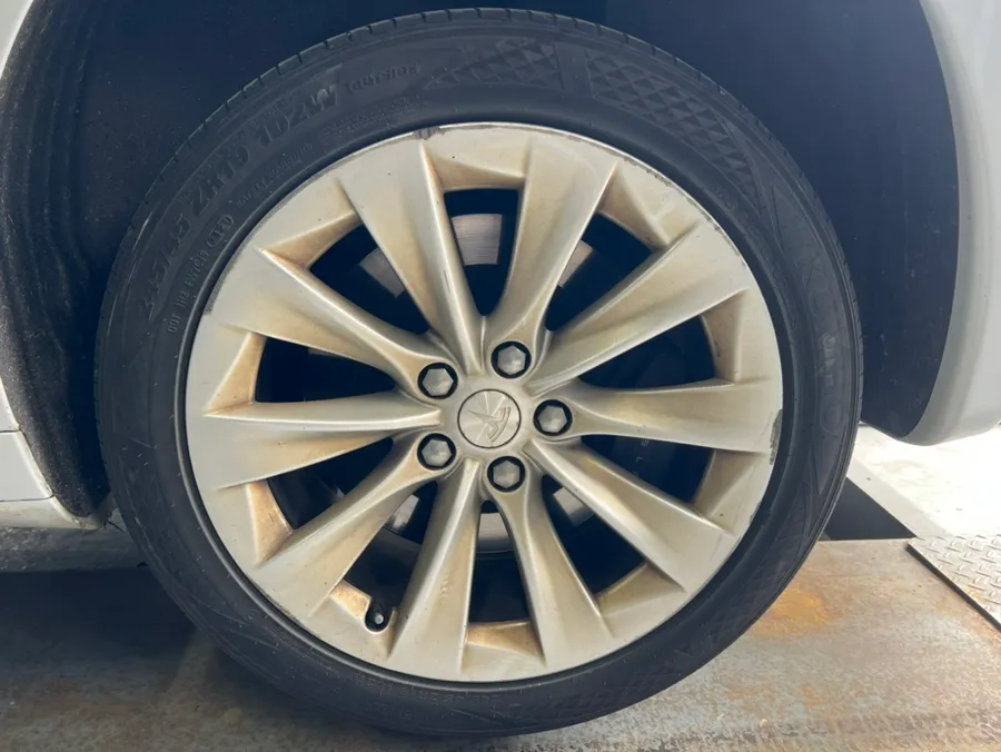 Tesla Model Sのホイールリペア・塗装事例 施工写真 1-2