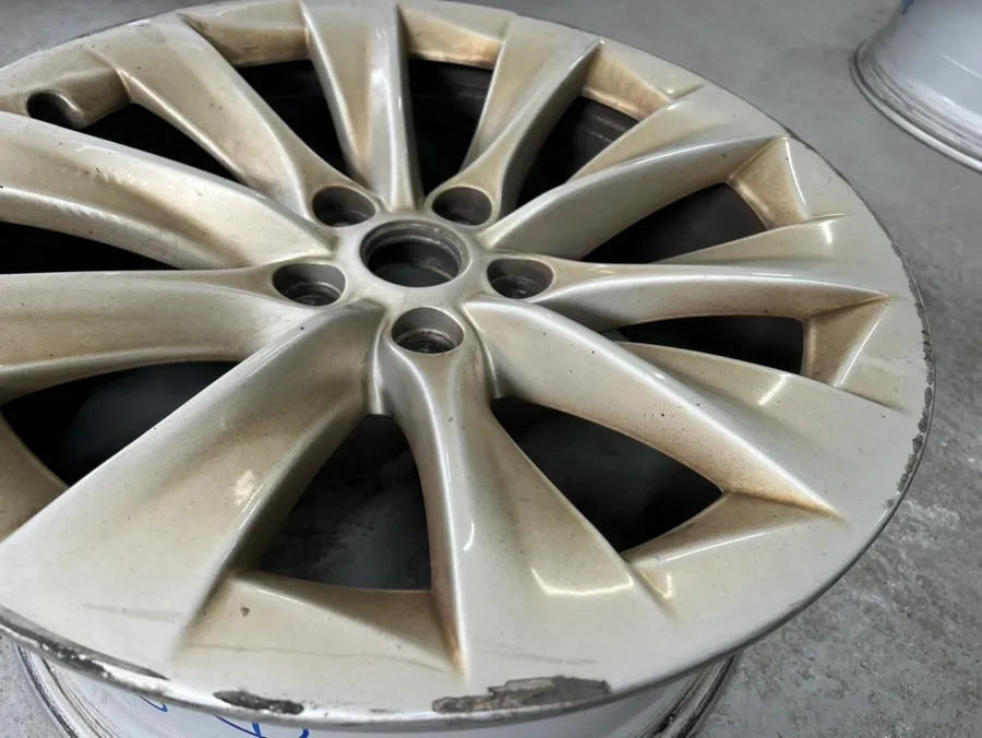 Tesla Model Sのホイールリペア・塗装事例 施工写真 4-2