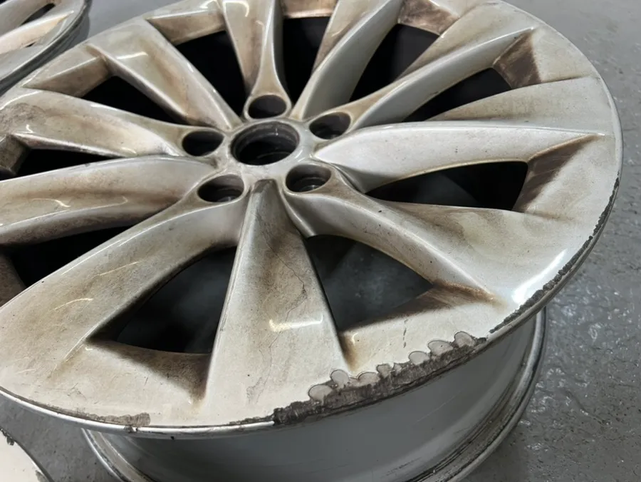 Tesla Model Sのホイールリペア・塗装事例 施工写真 1-3