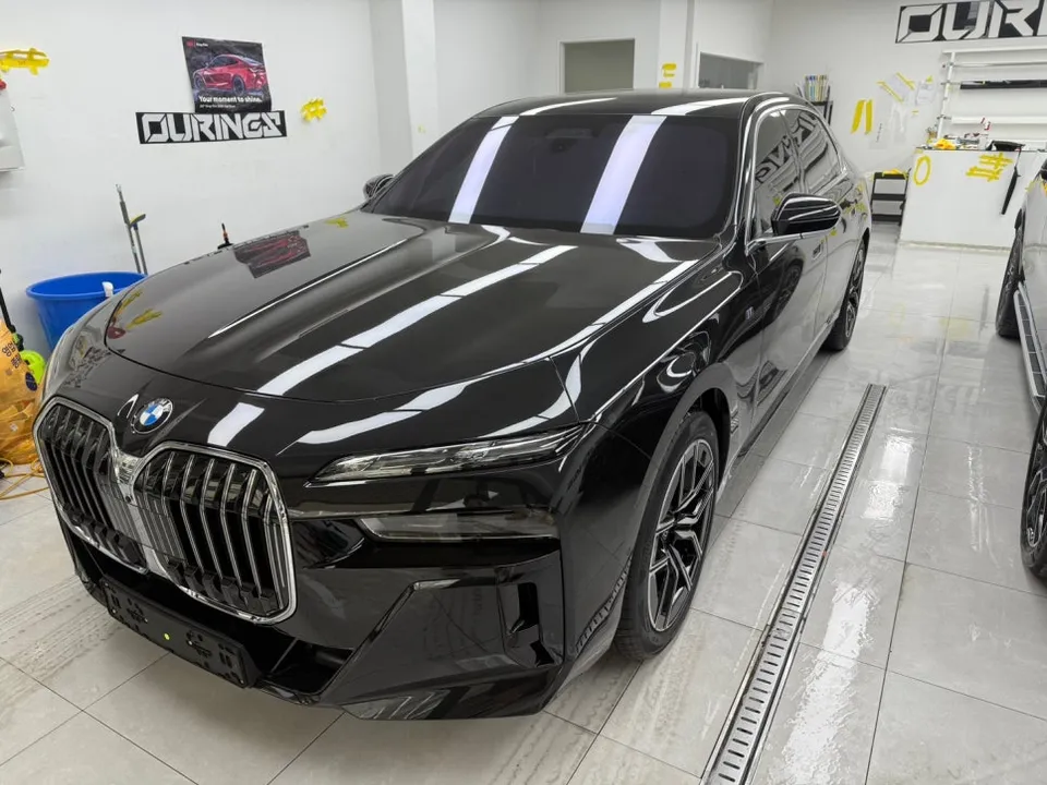 BMW 7 Seriesのカーラッピング事例|費用目安・仕上がり 施工写真 1-1