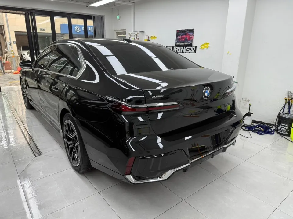BMW 7 Seriesのカーラッピング事例|費用目安・仕上がり 施工写真 2-1