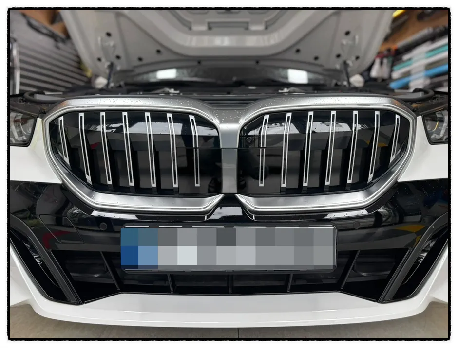 BMW 5 Seriesのグリルラッピング事例|高級感を高めるカスタム 施工写真 3-1