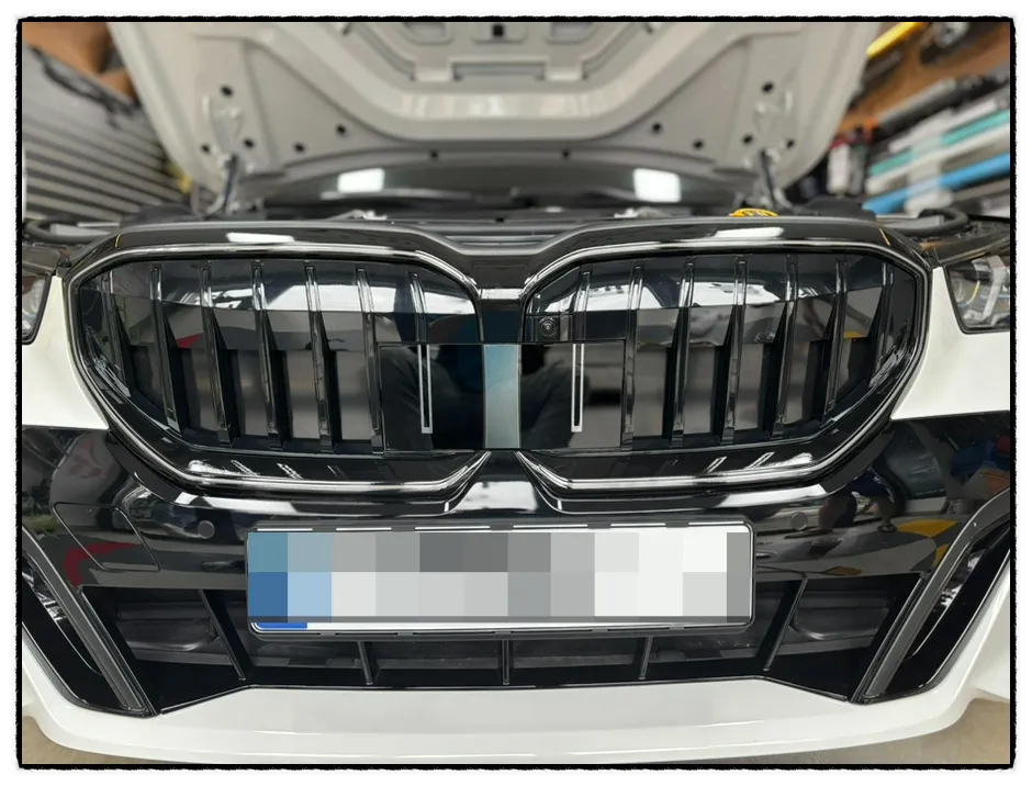BMW 5 Seriesのグリルラッピング事例|高級感を高めるカスタム 施工写真 4-1