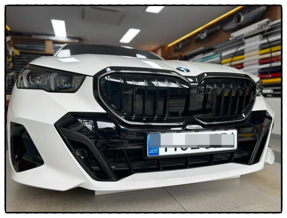 BMW 5 Seriesのグリルラッピング事例|高級感を高めるカスタム 施工写真 1-2
