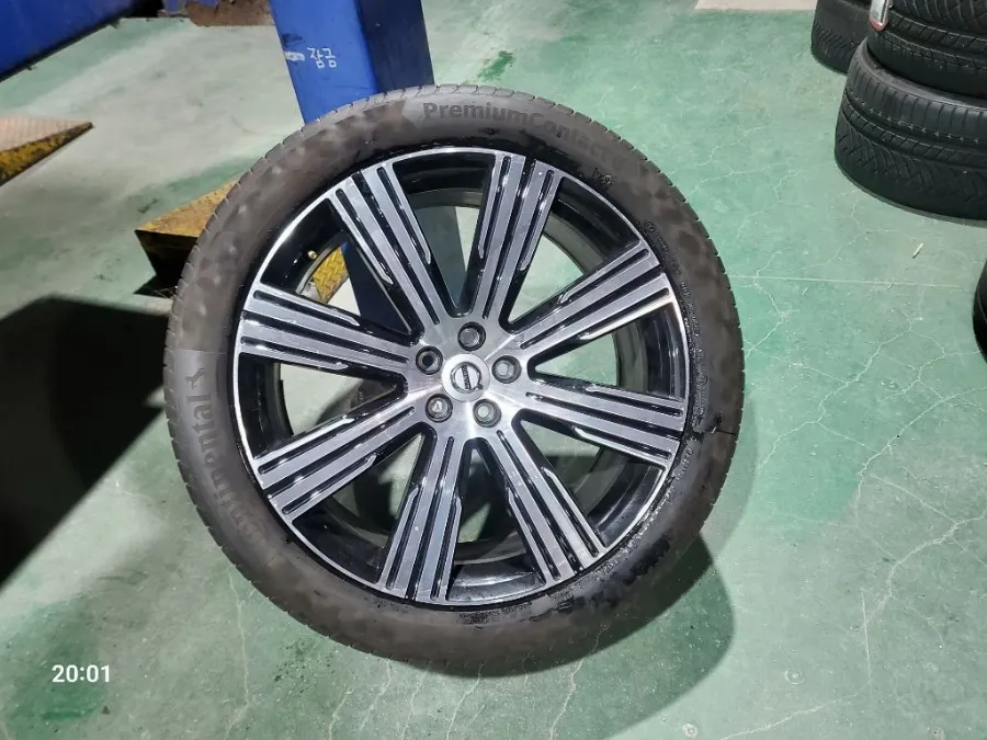 Volvo XC90 wheel repair - Volvo XC90 Wheel Repair & Painting Review photo 3