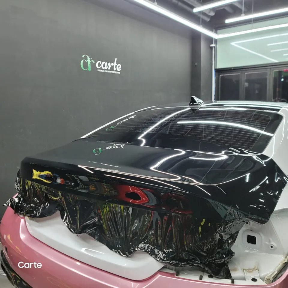 Genesis G70のカーラッピング事例|ピンクフィルムで個性を演出 施工写真 2-2