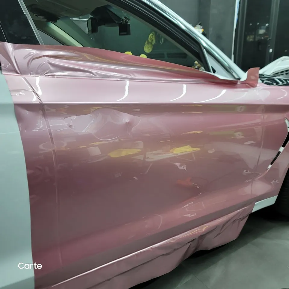 Genesis G70のカーラッピング事例|ピンクフィルムで個性を演出 施工写真 1-3