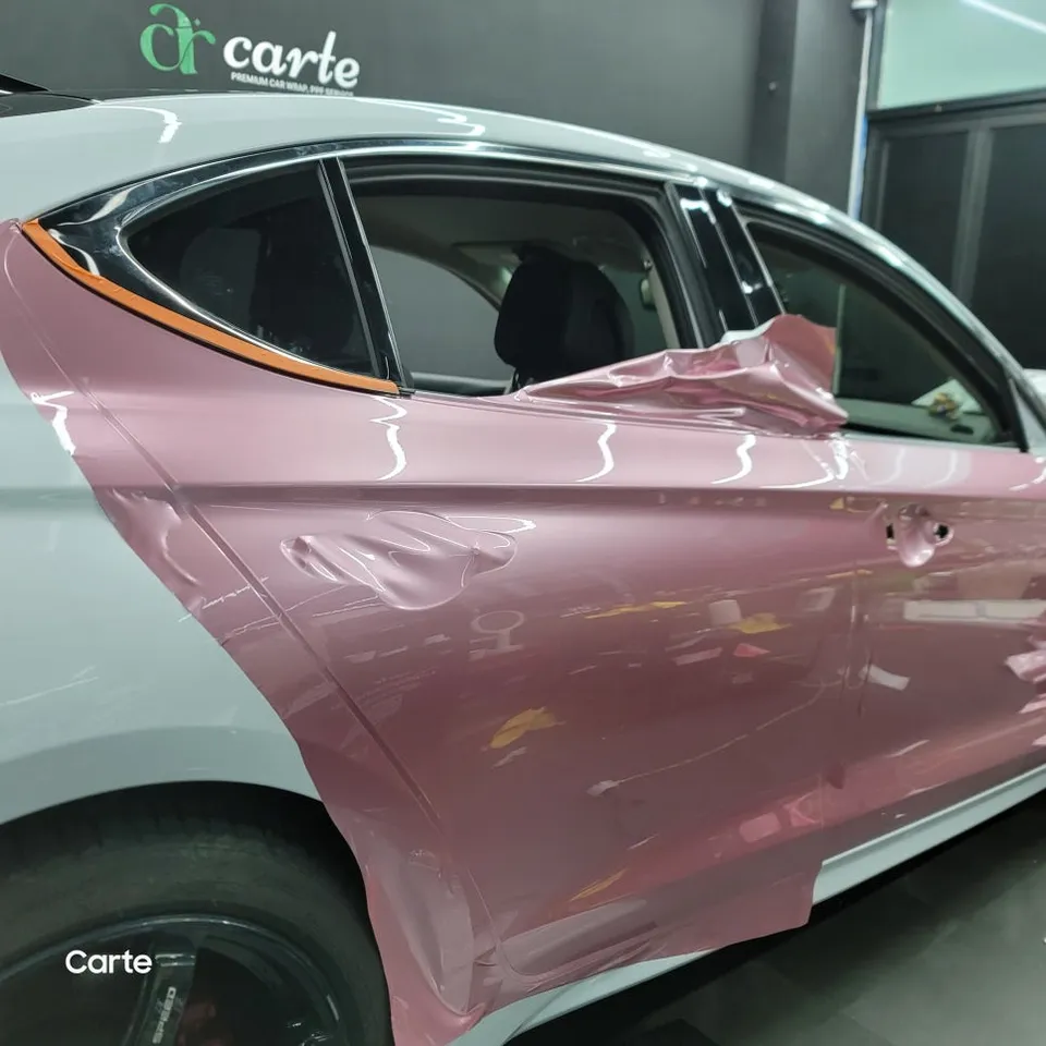 Genesis G70のカーラッピング事例|ピンクフィルムで個性を演出 施工写真 2-3
