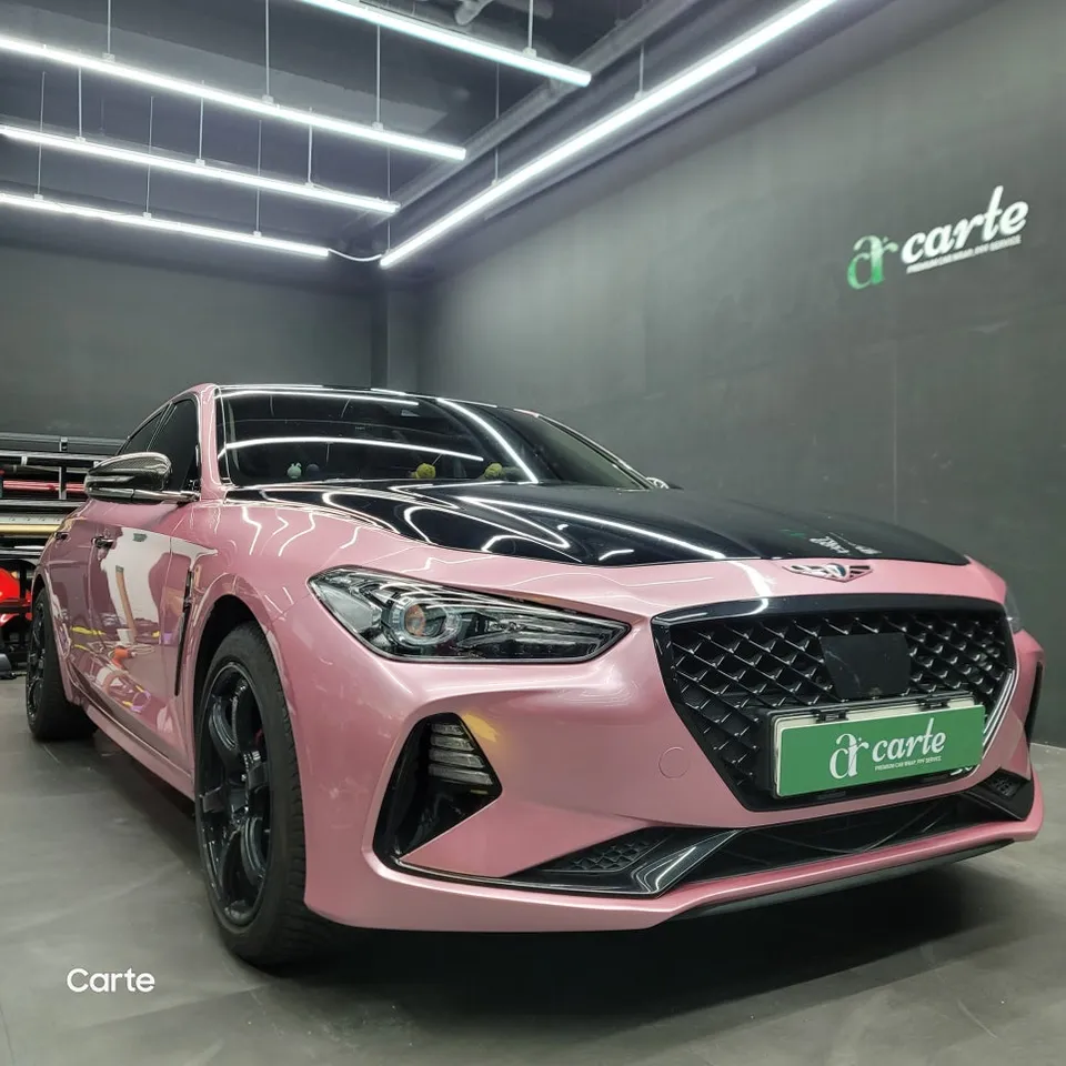 Genesis G70のカーラッピング事例|ピンクフィルムで個性を演出 施工写真 3-3