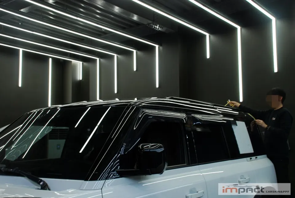 Land Rover Defender 110のカーラッピング事例 施工写真 2-2