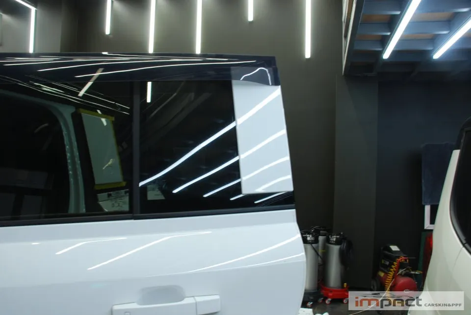Land Rover Defender 110のカーラッピング事例 施工写真 3-2
