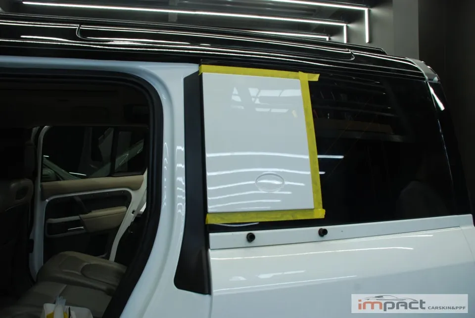 Land Rover Defender 110のカーラッピング事例 施工写真 4-2