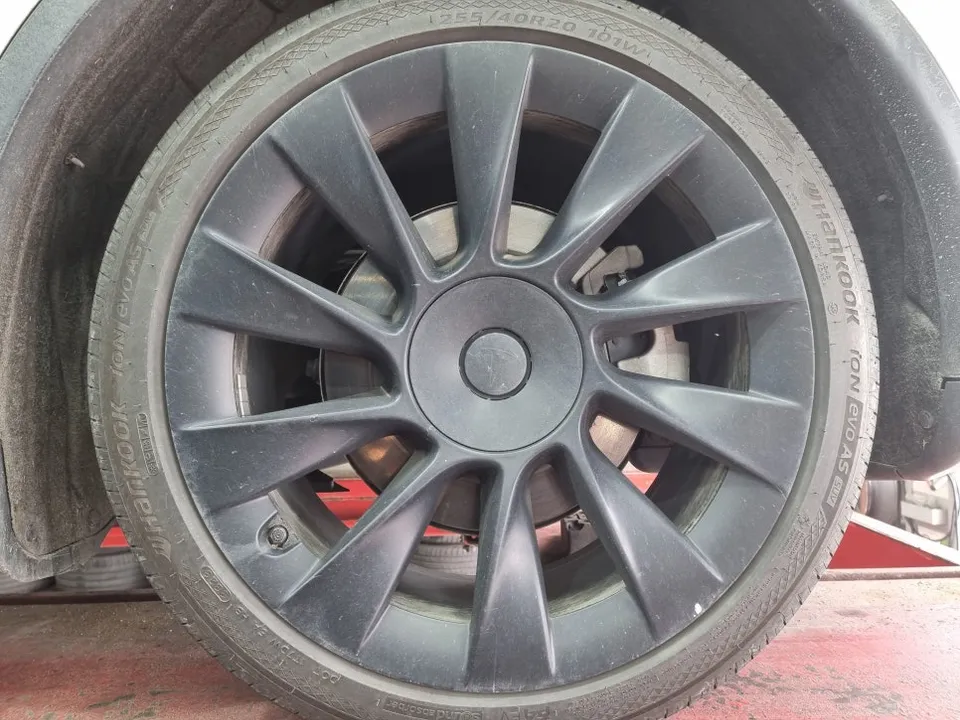 Tesla Model Yのホイールリペア・塗装事例 施工写真 1-2