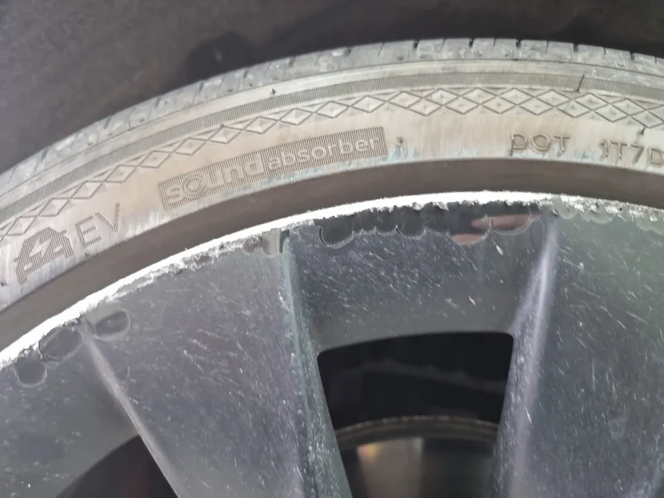 Tesla Model Yのホイールリペア・塗装事例 施工写真 2-2