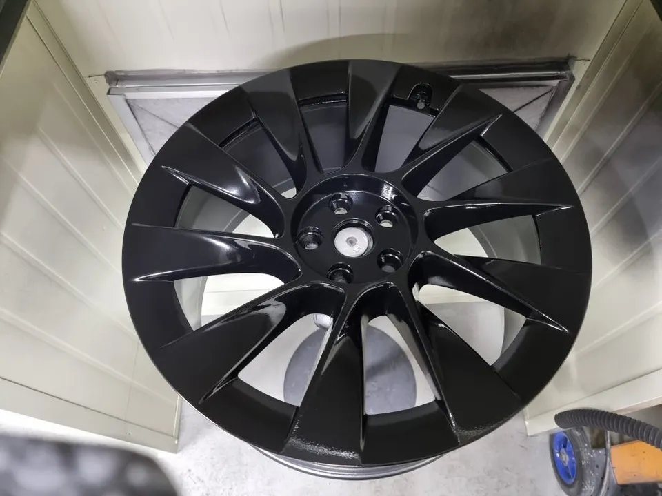 Tesla Model Yのホイールリペア・塗装事例 施工写真 1-3