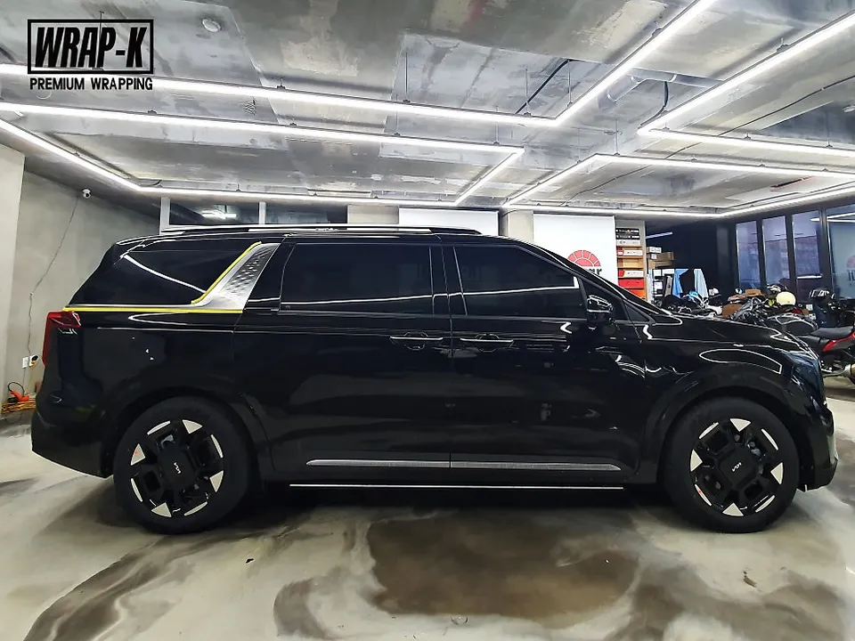 Kia Carnival KA4 vinyl wrap - Kia Carnival Vinyl Wrap Review: Chrome Delete for Black Edition photo 3