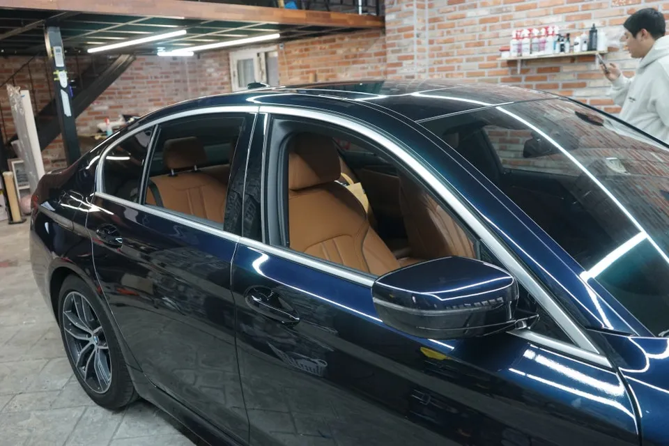 BMW 5 Seriesのカーラッピング事例 施工写真 3