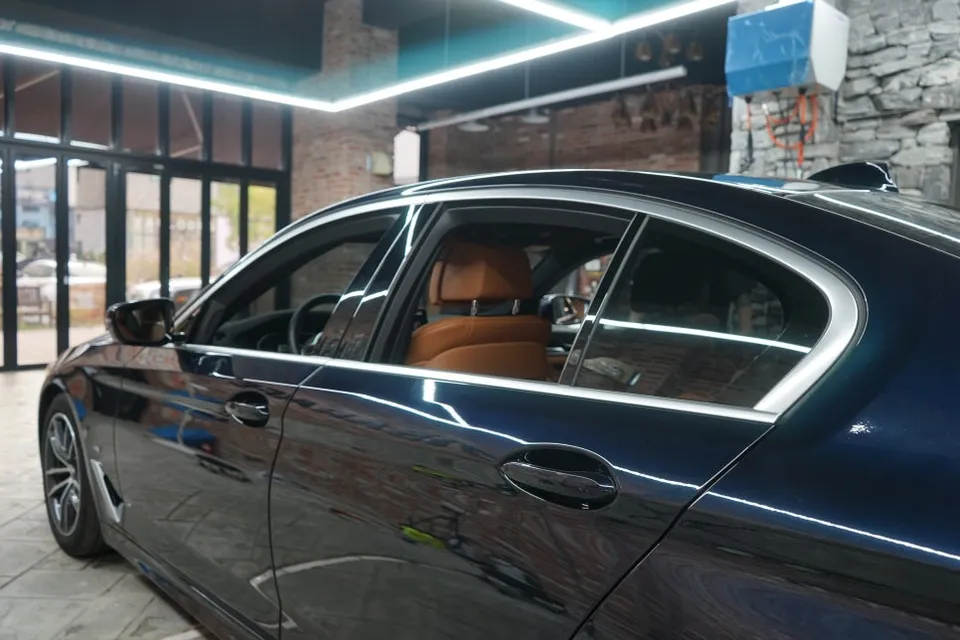 BMW 5 Seriesのカーラッピング事例 施工写真 4