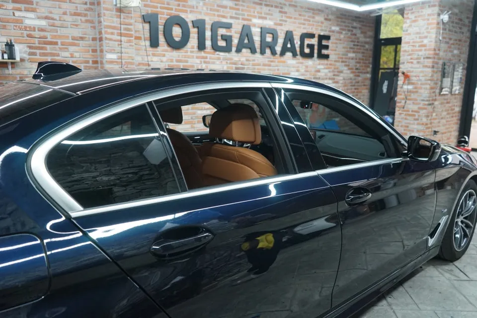 BMW 5 Seriesのカーラッピング事例 施工写真 6