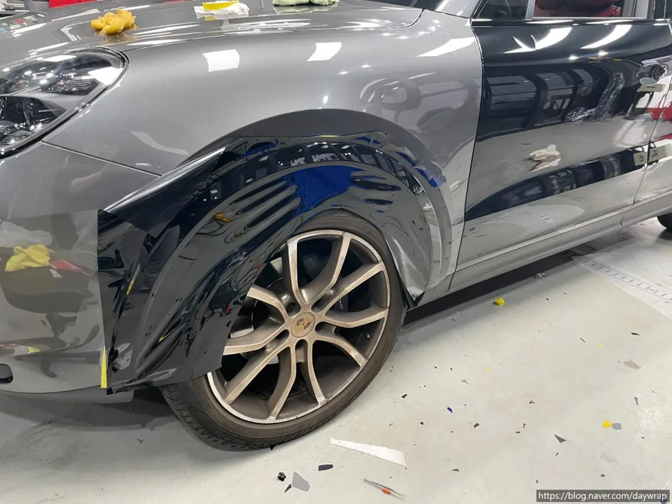 Porsche Cayenneのカーラッピング事例|高光沢ブラックへの変身 施工写真 2-2