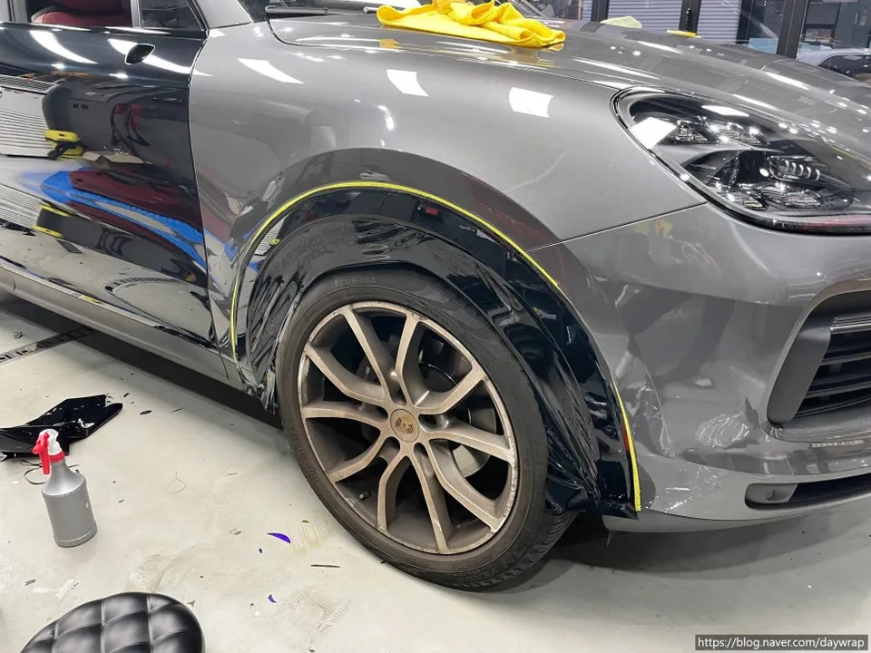 Porsche Cayenneのカーラッピング事例|高光沢ブラックへの変身 施工写真 3-2