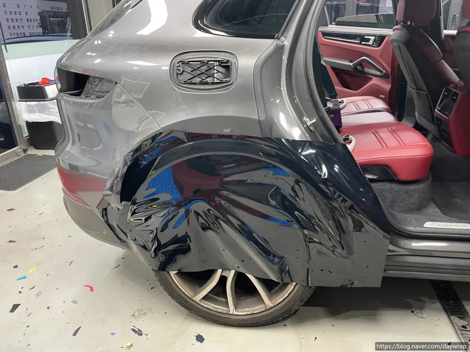 Porsche Cayenneのカーラッピング事例|高光沢ブラックへの変身 施工写真 1-3