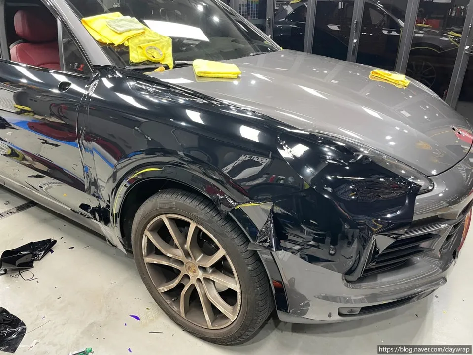 Porsche Cayenneのカーラッピング事例|高光沢ブラックへの変身 施工写真 2-3