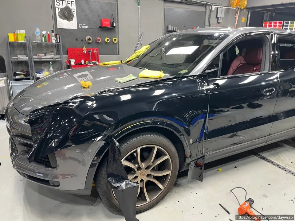Porsche Cayenneのカーラッピング事例|高光沢ブラックへの変身 施工写真 3-3