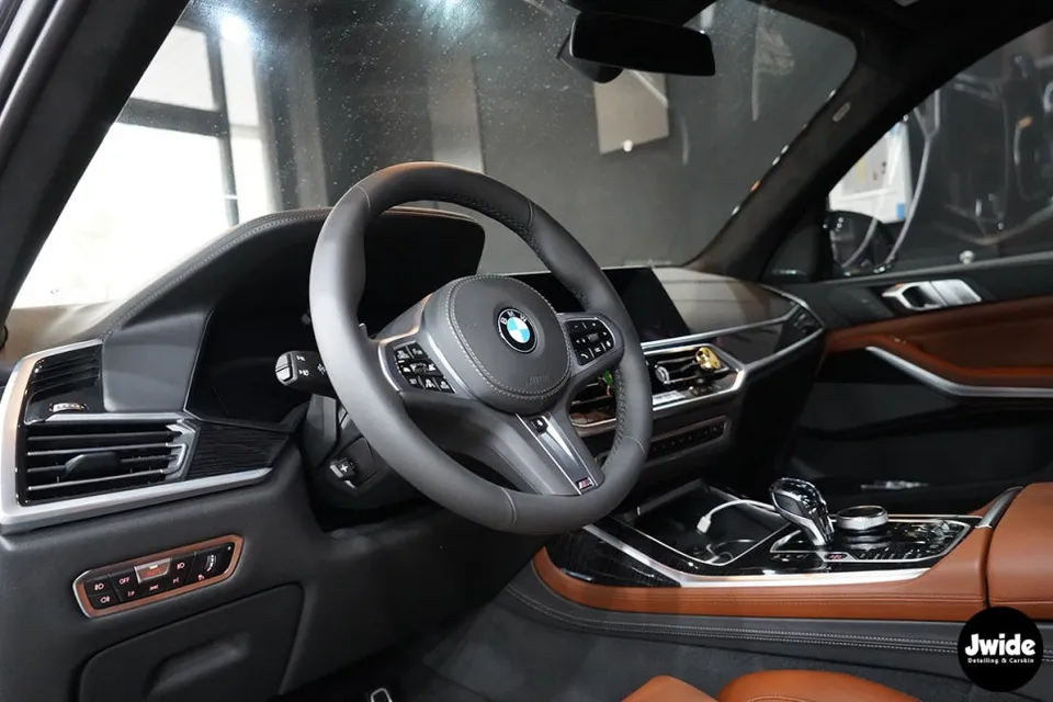 BMW X7の室内PPF施工事例｜ハイグロスの保護 施工写真 3-1