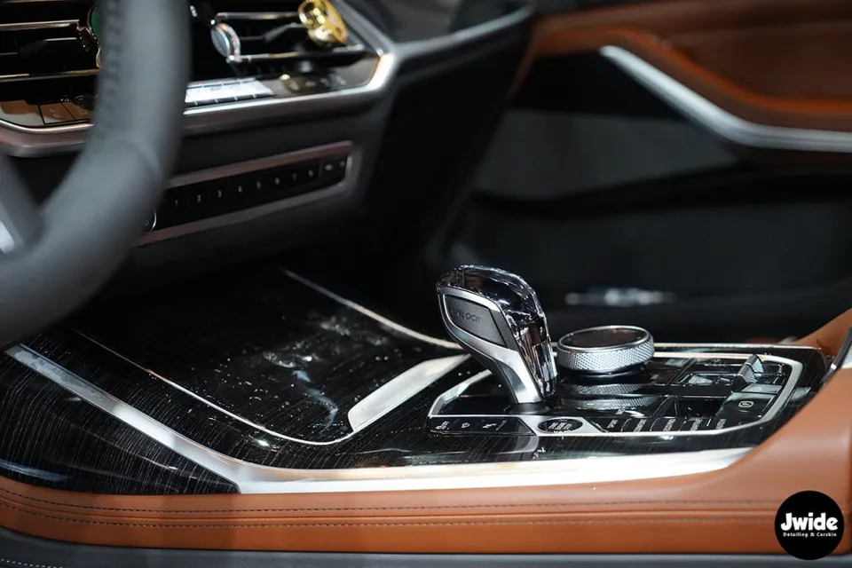 BMW X7の室内PPF施工事例｜ハイグロスの保護 施工写真 2-2