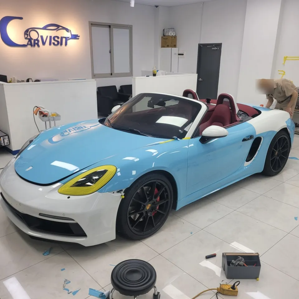 ポルシェ ボクスターのカーラッピング事例｜プロズンブルーへの変貌 施工写真 1-2