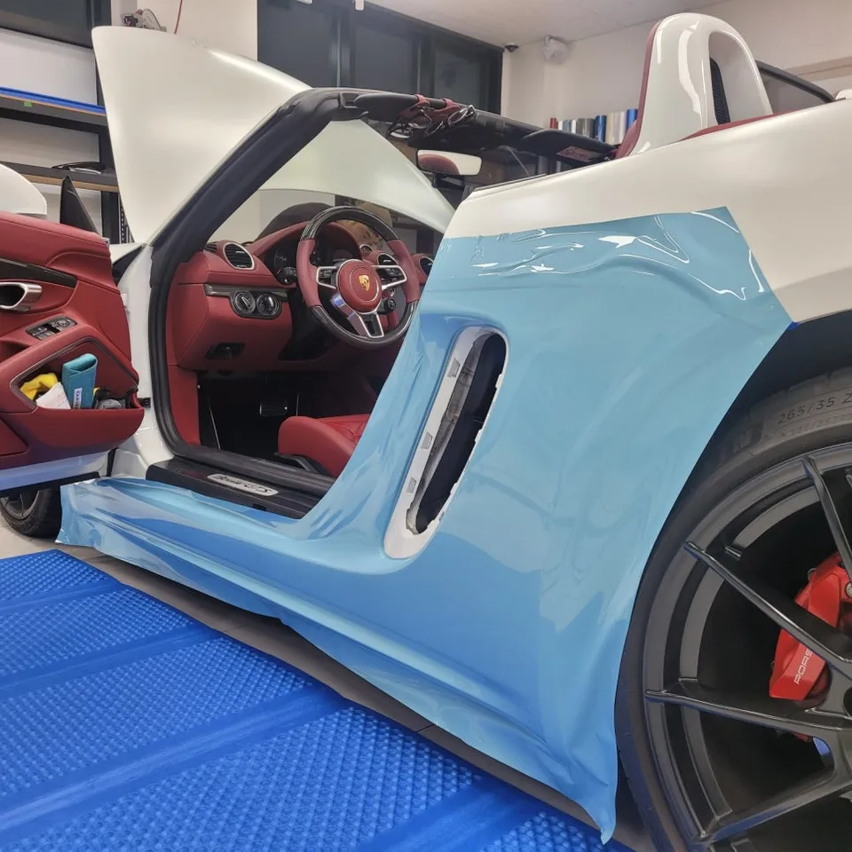 ポルシェ ボクスターのカーラッピング事例｜プロズンブルーへの変貌 施工写真 2-2