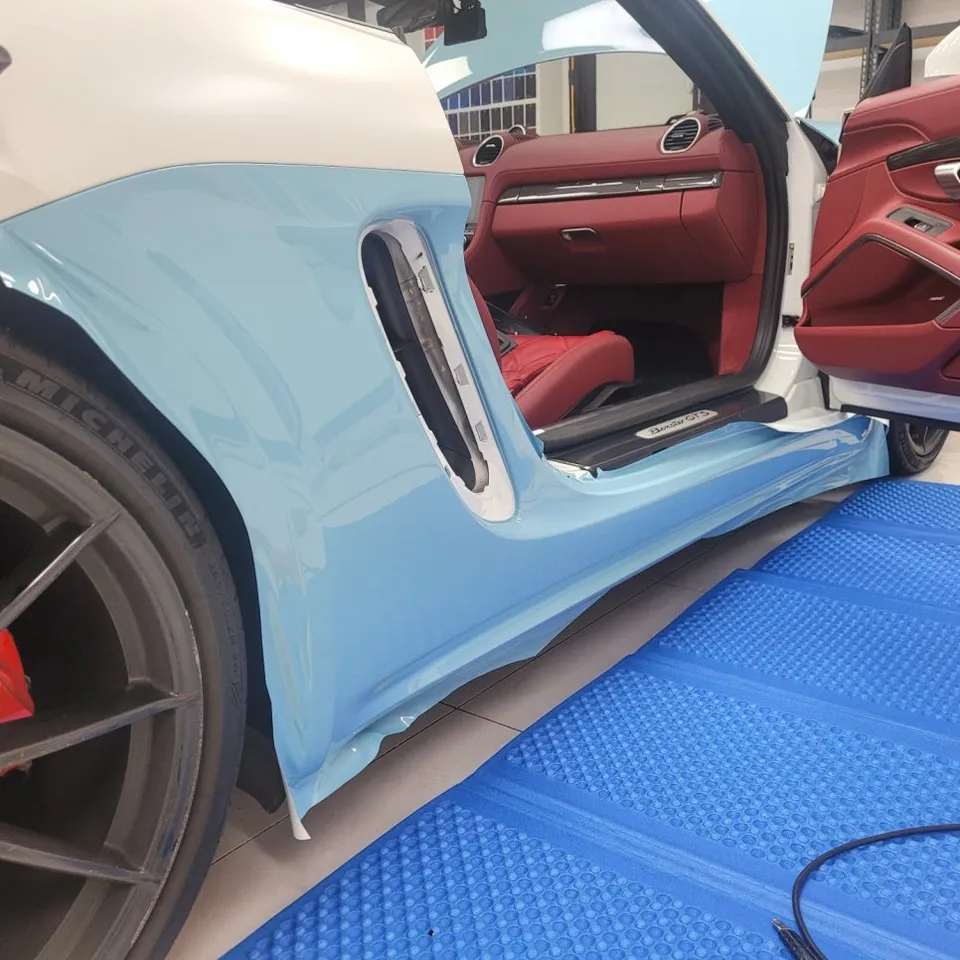 ポルシェ ボクスターのカーラッピング事例｜プロズンブルーへの変貌 施工写真 3-2