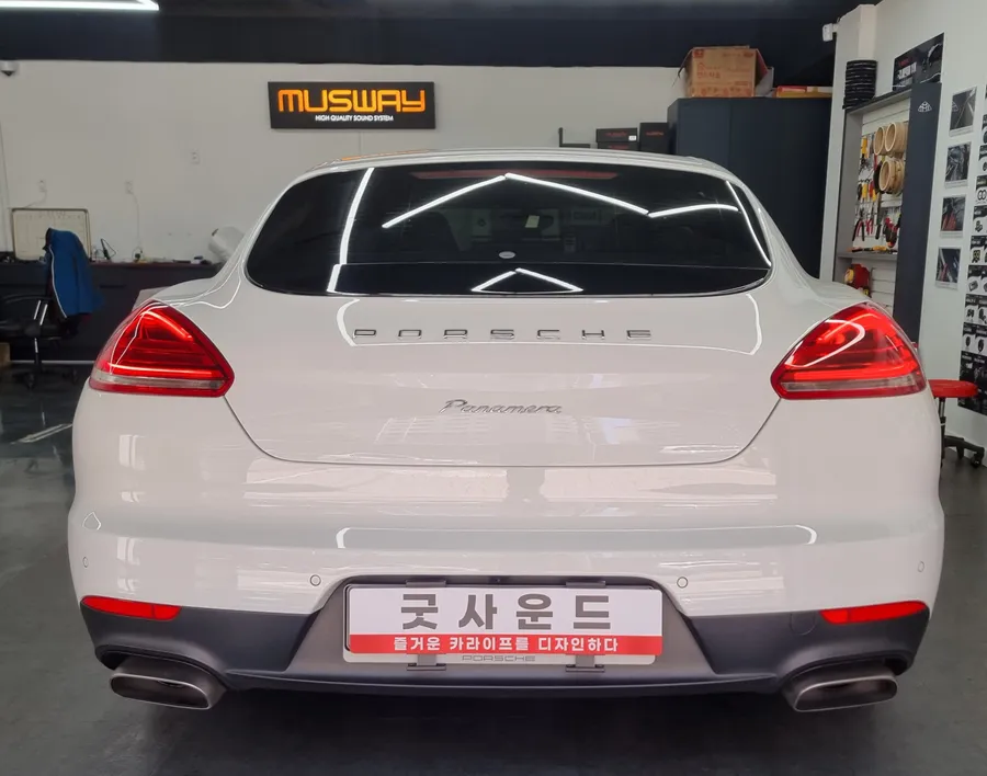 Porsche Panameraのドライブレコーダー取付事例 施工写真 2