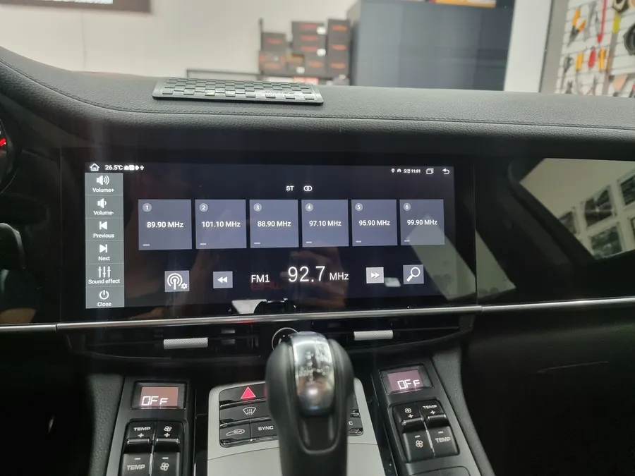 Porsche Panameraのドライブレコーダー取付事例 施工写真 3