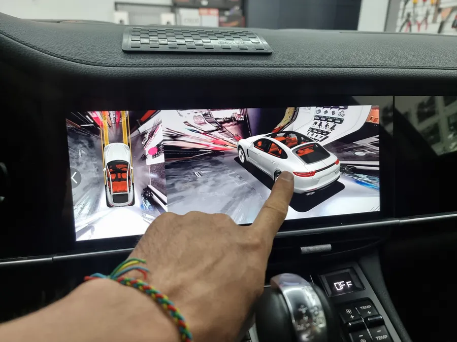 Porsche Panameraのドライブレコーダー取付事例 施工写真 4