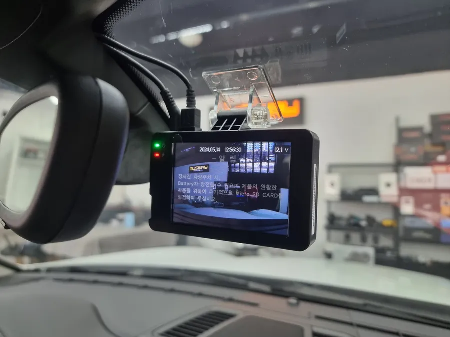 Porsche Panameraのドライブレコーダー取付事例 施工写真 5