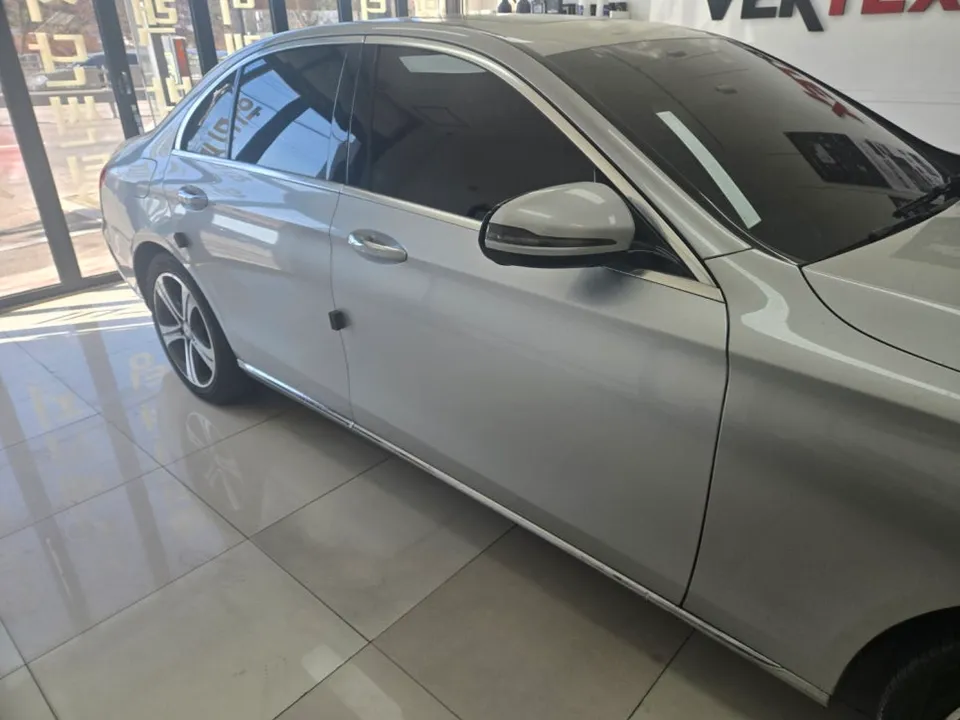 Mercedes-Benz Eクラス W213 ドラレコ取付事例|費用目安・仕上がり 施工写真 2-1