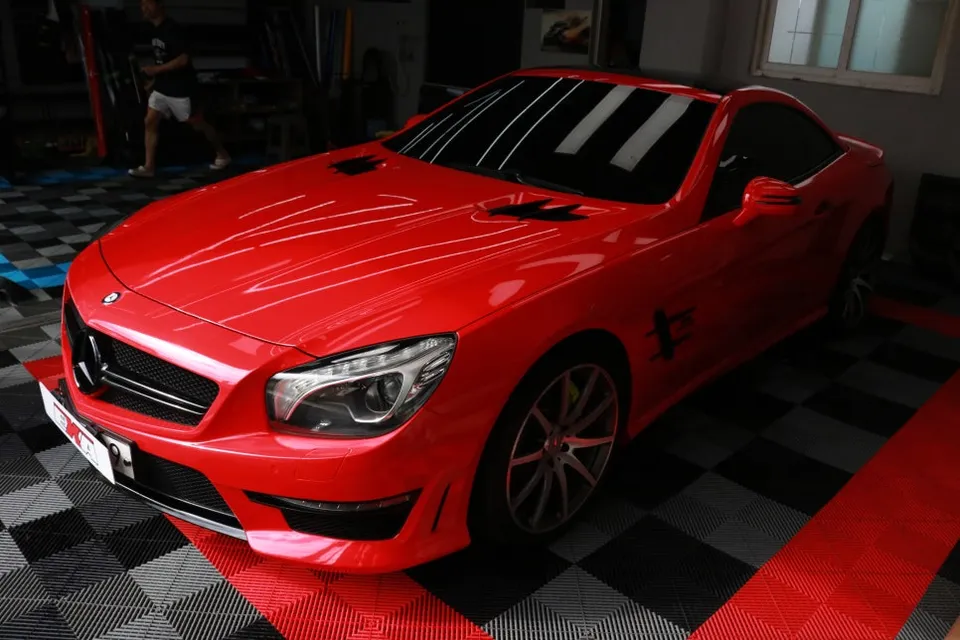 Mercedes-Benz SL63 AMGのカーラッピング事例|フェラーリレッド 施工写真 3-3