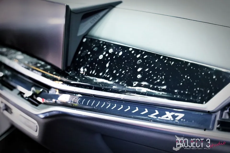 BMW X7のPPF施工事例|高級車の室内保護 施工写真 2-1