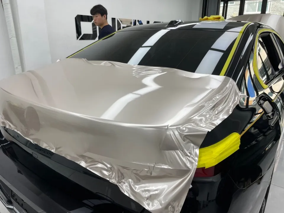 BMW 7 Series G70 施工事例：デュオトーン ラッピング 施工写真 2-2