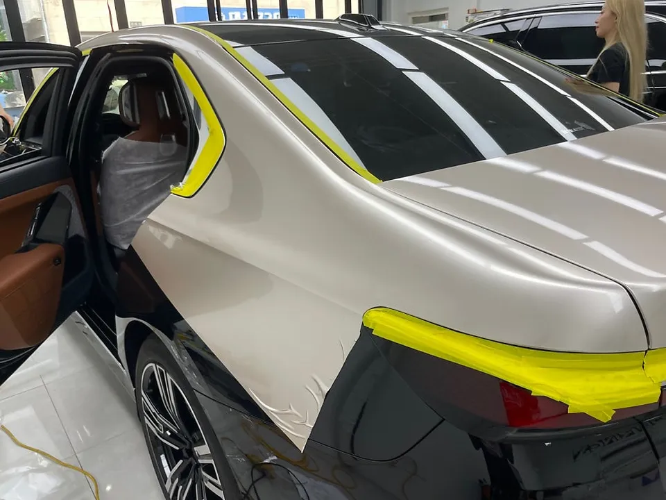 BMW 7 Series G70 施工事例：デュオトーン ラッピング 施工写真 3-3