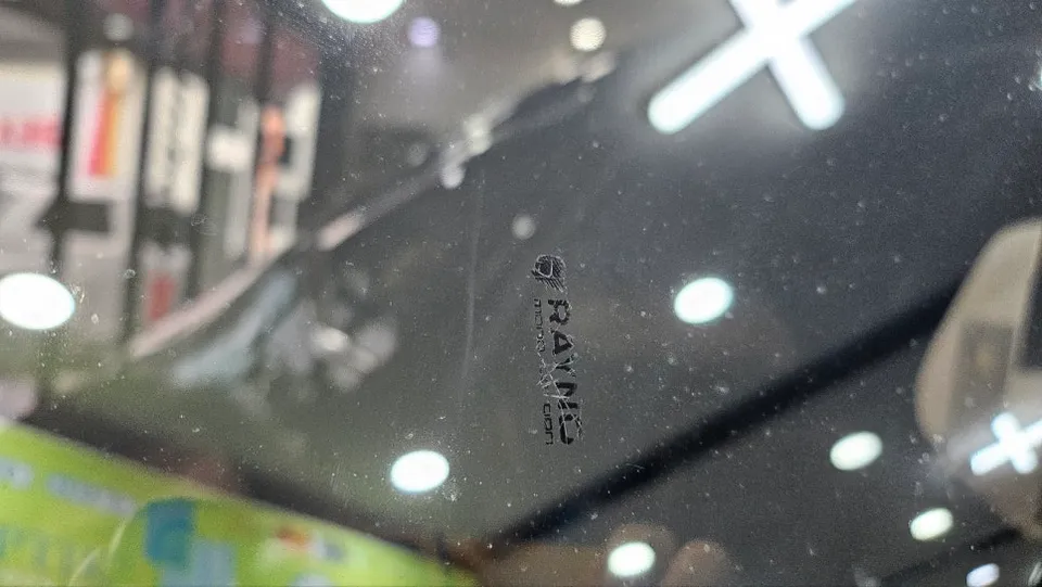 Genesis G80のカーフィルム施工事例|熱遮断効果と仕上がり 施工写真 2-1