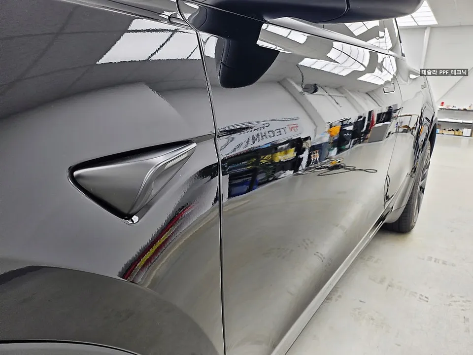 Tesla TeslaのブラックPPF施工事例|費用目安・仕上がり 施工写真 2-3