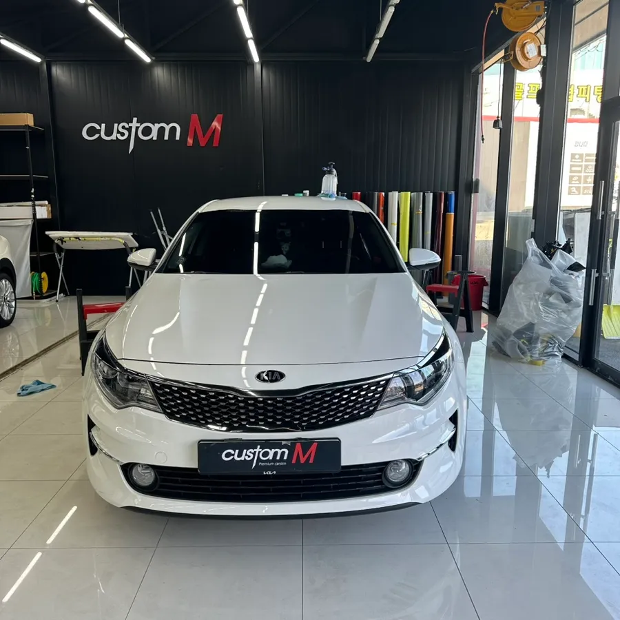 Kia K5のカーラッピング事例|光沢ブラックで高級感をプラス 施工写真 1-1