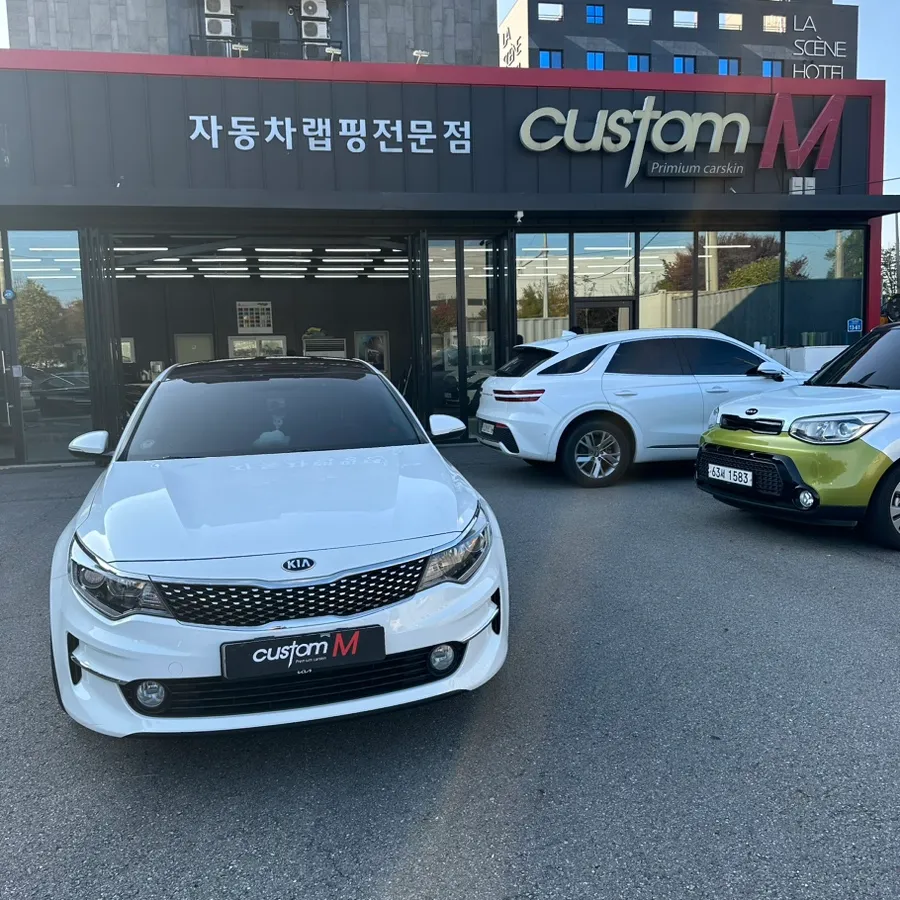 Kia K5のカーラッピング事例|光沢ブラックで高級感をプラス 施工写真 3-2