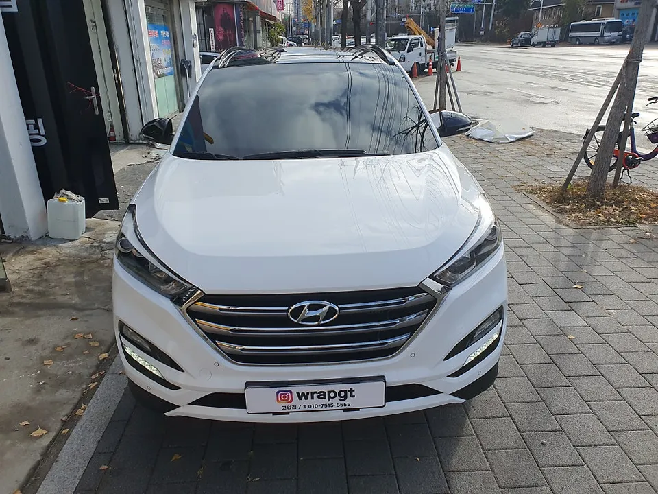 Hyundai Tucsonのカーラッピング事例|サテンホワイトゴールドの高級感 施工写真 2-1