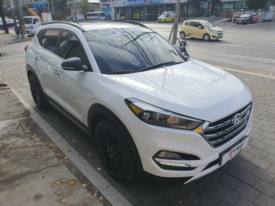 Hyundai Tucsonのカーラッピング事例|サテンホワイトゴールドの高級感 施工写真 3-1