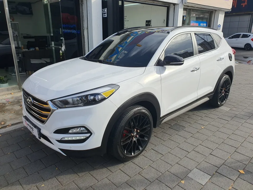 Hyundai Tucsonのカーラッピング事例|サテンホワイトゴールドの高級感 施工写真 1-2